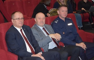 Siedzący komendant Powiatowy wraz z przedstawicielami Starostwa suskiego i urzędu miasta Sucha Beskidzka