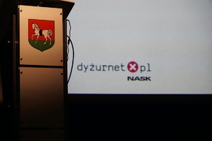 Trybuna na konferencji z logo urzędu miasta Sucha Beskidzka wraz z logo dyżurnet.pl