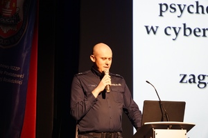 Przemawiający w czasie konferencji policjant Hubert Bracik