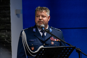 Zdjęcie Komendanta Wojewódzkiego Policji Inspektora Piotra Morajko przemawiającego przez mikrofon