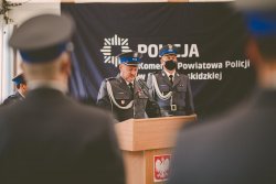 Komendant Powiatowy Policji w Suchej Beskidzkiej z ambony przemawia do wszystkich zebranych na Święcie Policji Policjantów i Policjantek