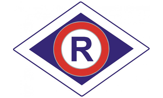 Logo Wydziału Ruchu Drogowego na białym tle romb z dużą niebieską literą R w czerwonym kole i w niebieskim rombie