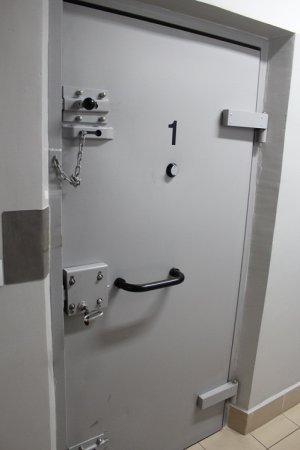 metalowe drzwi do celi