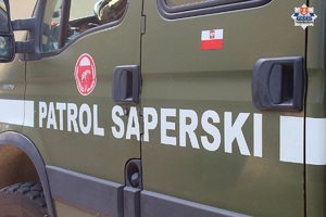 boczne zdjęcie pojazdu żołnierzy z białym napisem patrol saperski