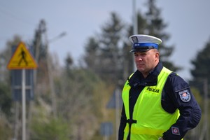stojący policjant z wydziału ruchu drogowego