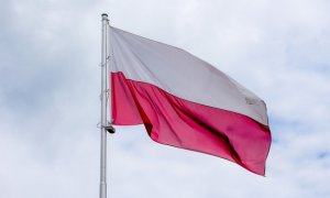 Zdjęcie flagi biało czerwonej Polski na tle nieba