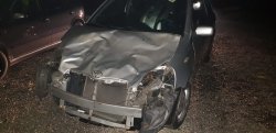 Zdjęcia przedstawiające rozbite samochody po zderzeniu z jeleniem