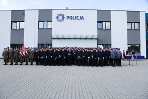 policjanci składający ślubowanie wraz z komendantem wojewódzkim Policji w Krakowie oraz wojewodą i zaproszonymi gośćmi pozują do zdjęcia
