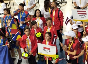 AVATAR zdjęcie przedstawiające uczniów trzymających tabliczkę z flagą Polski wraz z opiekunami stojącymi w szeregu obok innych reprezentantów z innych krajów