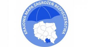 Zdjęcie przedstawiające niebieskie koło z ciemnoniebieskim parasolem pod którym znajduje się grafika polski z podziałem na województwa z oznaczonym ciemnoniebieskim województwem małopolskim oraz białym napisem po obwodzie koła Krajowa Mapa Zagrożeń