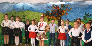 kolorowo ubrane dzieci na scenie podczas występów dla seniorów