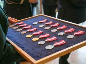 medale złote i srebrne ułożone w czasie wręczenia
