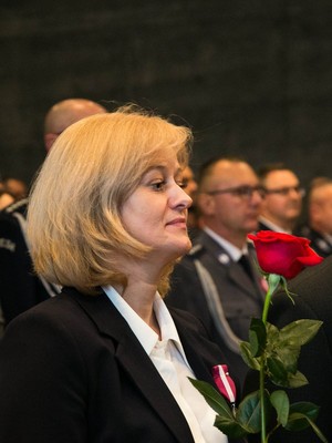 kobieta o blond włosach trzymająca czerwoną różę