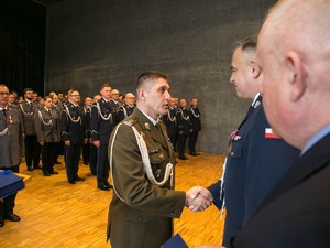 Komendant Wojewódzki Policji w Krakowie ściskający rękę oficerowi wojska Polskiego