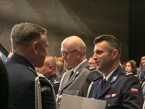 Komendant Wojewódzki Policji w Krakowie gratulujący podinspektorowi Policji