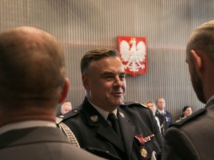 uśmiechnięty Komendant Wojewódzki Policji w Krakowie podczas uroczystości