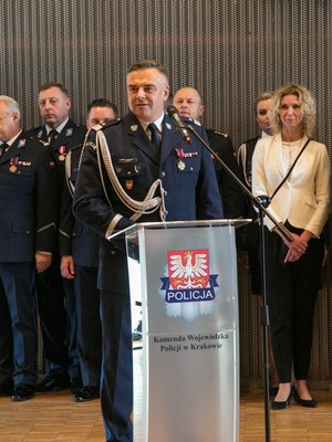 Komendant Wojewódzki Policji w Krakowie przemawiający z mównicy podczas uroczystości