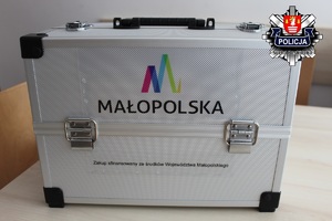 walizka edukacyjna z napisem zakup sfinansowany ze środków Województwa Małopolskiego