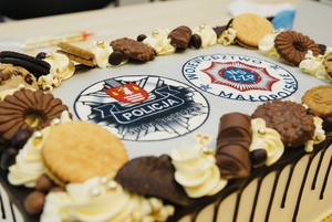 Tort z logo Komendy Powiatowej Policji oraz Związków Zawodowych Policji