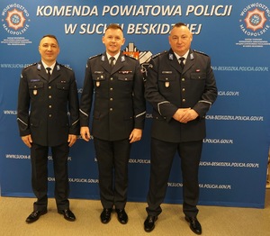 Komendant powiatowy Policji w Suchej Beskidzkiej stojący wraz z odchodzącymi na emeryturę policjantami.