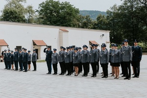 policjanci i policjantki stojący na pladziedzińcu suskiego zamku przed uroczystrością