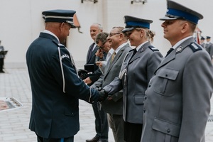 policjantka odbierająca odznaczenie związkowe