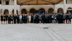 Pozujący do zdjęcia wszyscy policjanci i policjantki z zaproszonymi gośćmi