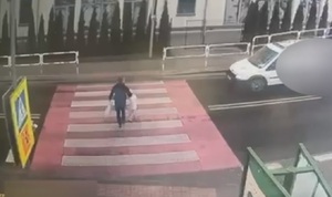 zdjęcie przejścia dla pieszych w Zawoi na którym przechodzi pieszy wraz z dzieckiem