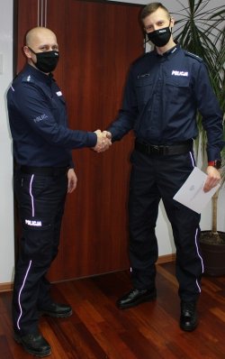 Komendant Komisariatu w Jordanowie gratuluje swojemu zastępcy awansu.