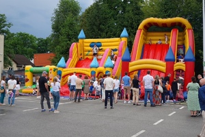 dzieci i ich rodzice przy dmuchanych zamkach