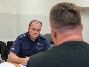 policjant w czasie ogrywanej scenki