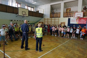 spotkanie uczestników turnieju z sędziami na hali gdzie jest tor przeszkód