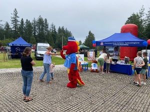 maskotka przybija piątkę z mamą