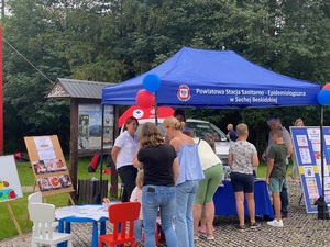 sosby odwiedzające piknik przy stoisku suskiego sanepidu