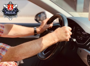 ręce kierowcy na kierownicy samochodu