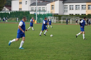 policjanci biegający podczas meczu