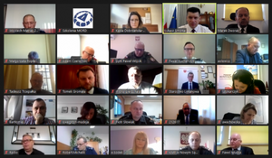 Zdjęcie przedstawiające zrzut ekranu wideokonferencji na której  są twarze osób słuchających w czasie posiedzenia