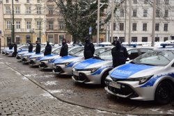 4 policjanci z krakowskich komisariatów stoją przy przydzielonych im nowych radiowozach