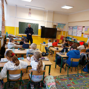 policjant podczas spotkania z uczniami w klasie