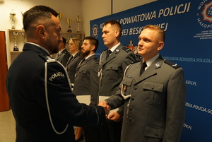 sierżant odbierający rozkaz od Komendanta Powiatowego Policji w Suchej Beskidzkiej