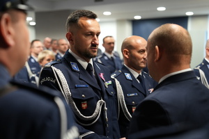 Komendant Powiatowy Policji w Suchej Beskidzkiej młodszy inspektor daniel Chlebda odbiera medal