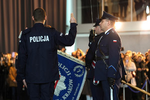 ślubujący na sztandar policjanci