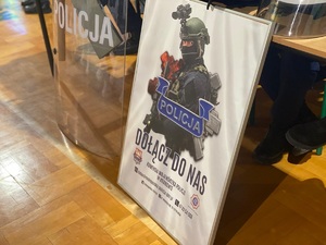 Baner o treści dołącz do nas przy stoisku Policji