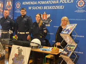 Policjanci i policjantka z kadrową przy stoisku KPP Sucha Beskidzka