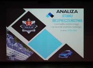 slajd prowadzący analizy bezpieczeństwa podczas narady policjantów