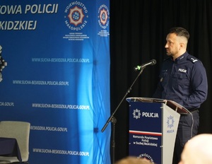 Komendant Powiatowy w Suchej Beskidzkiej prowadzący narade dla policjantów i zaproszonych gości