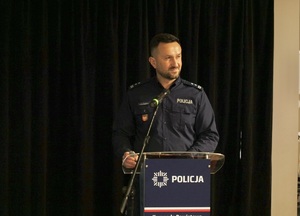 Komendant Powiatowy Policji w Suchej Beskidzkiej dziękujący wszystkim policjantom i policjantkom i samorządom