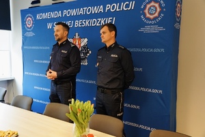 Komendant oraz jego zastępca składający życzenia wszystkim pracownikom suskiej Policji