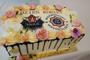 Tort z okazji dnia kobiet z logo suskiej komendy oraz związku zawodowego policjantów
