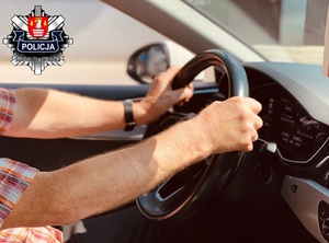 ręce kierowcy na kierownicy samochodu